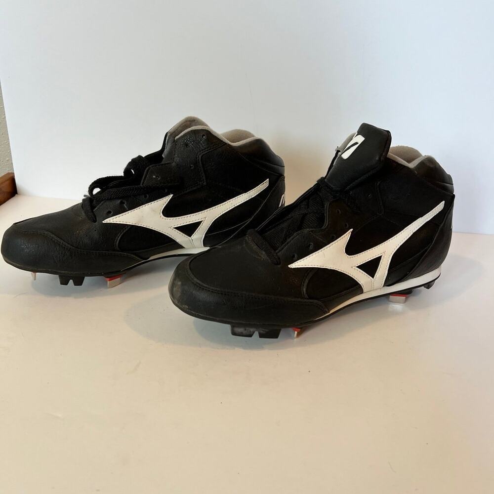 Mizuno mens 9 1/2 cleats for baseball, NEW